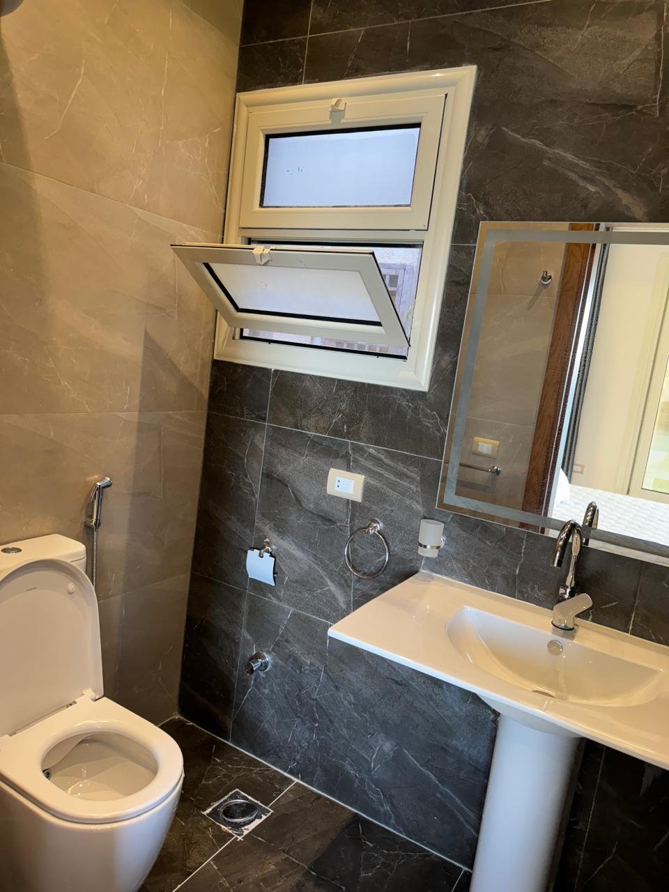 فيلا مميزة للإيجار – مارينا 5