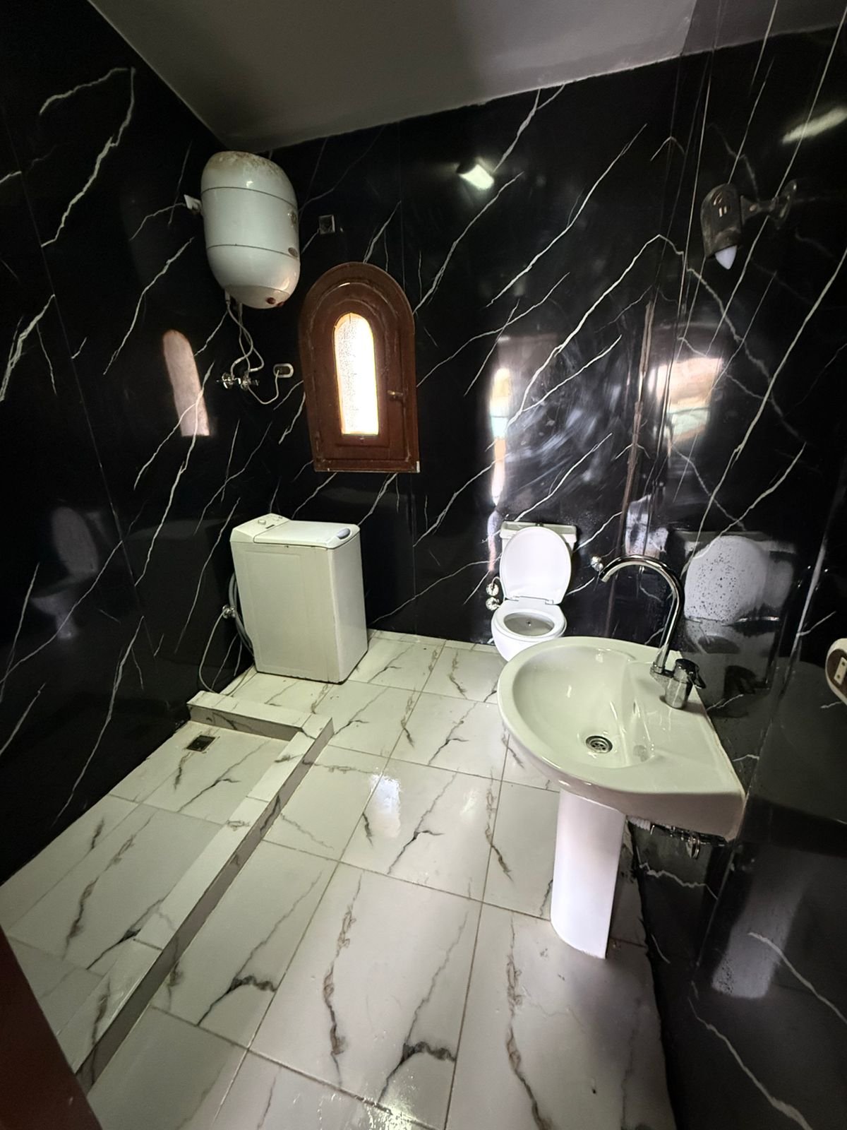 فيلا اول صف بحيره رمليه مارينا ٥ مكيفه بالكامل