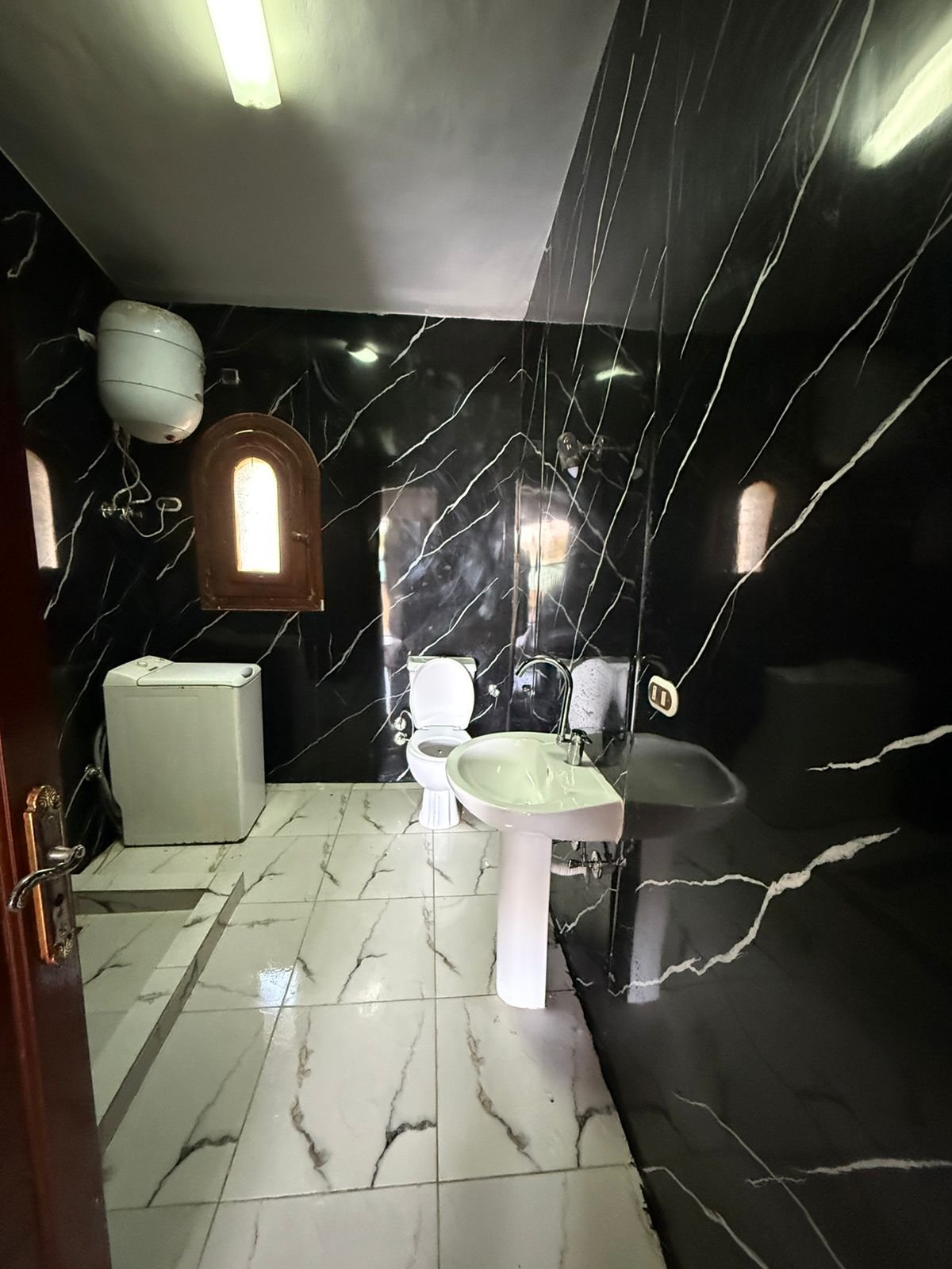 فيلا اول صف بحيره رمليه مارينا ٥ مكيفه بالكامل