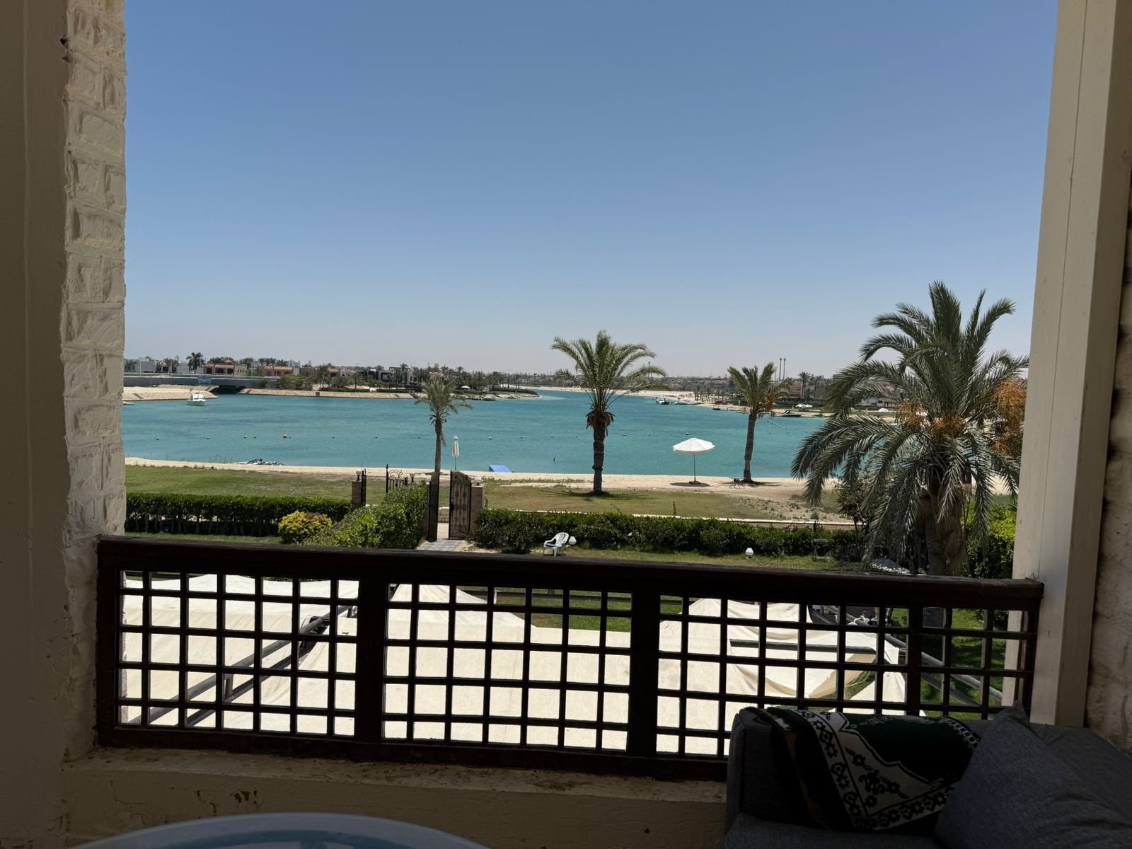 فيلا اول صف بحيره رمليه مارينا ٥ مكيفه بالكامل