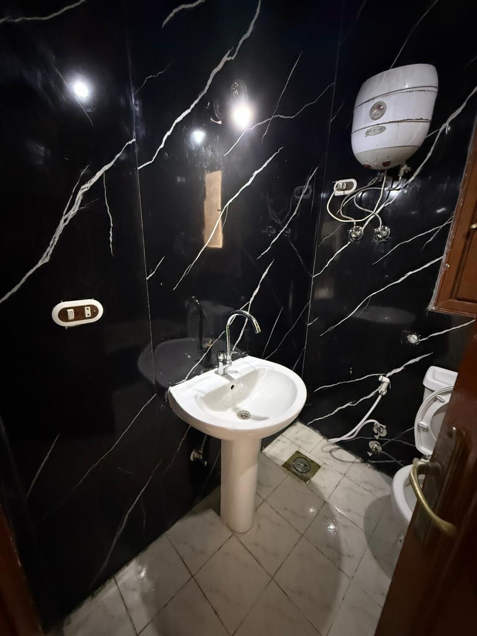 فيلا اول صف بحيره رمليه مارينا ٥ مكيفه بالكامل