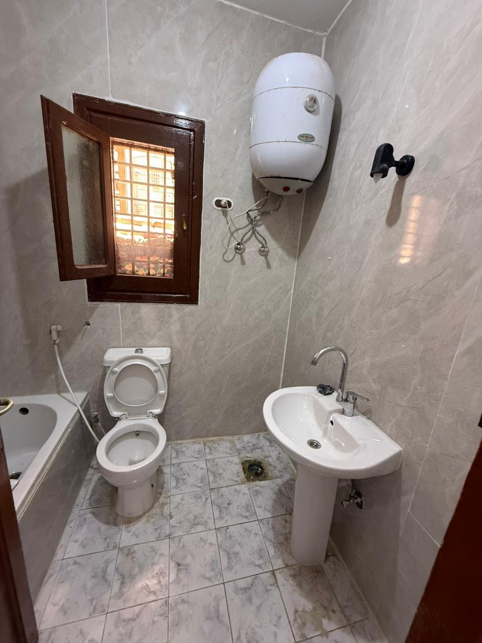 فيلا اول صف بحيره رمليه مارينا ٥ مكيفه بالكامل