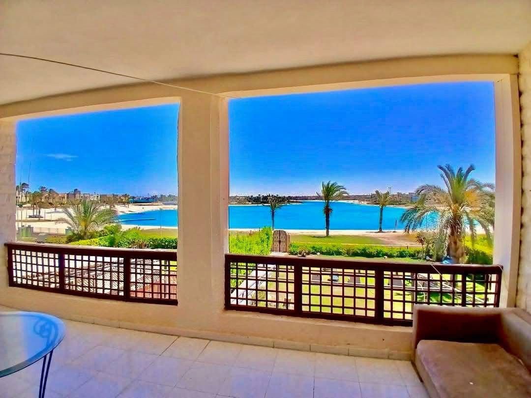 فيلا اول صف بحيره رمليه مارينا ٥ مكيفه بالكامل