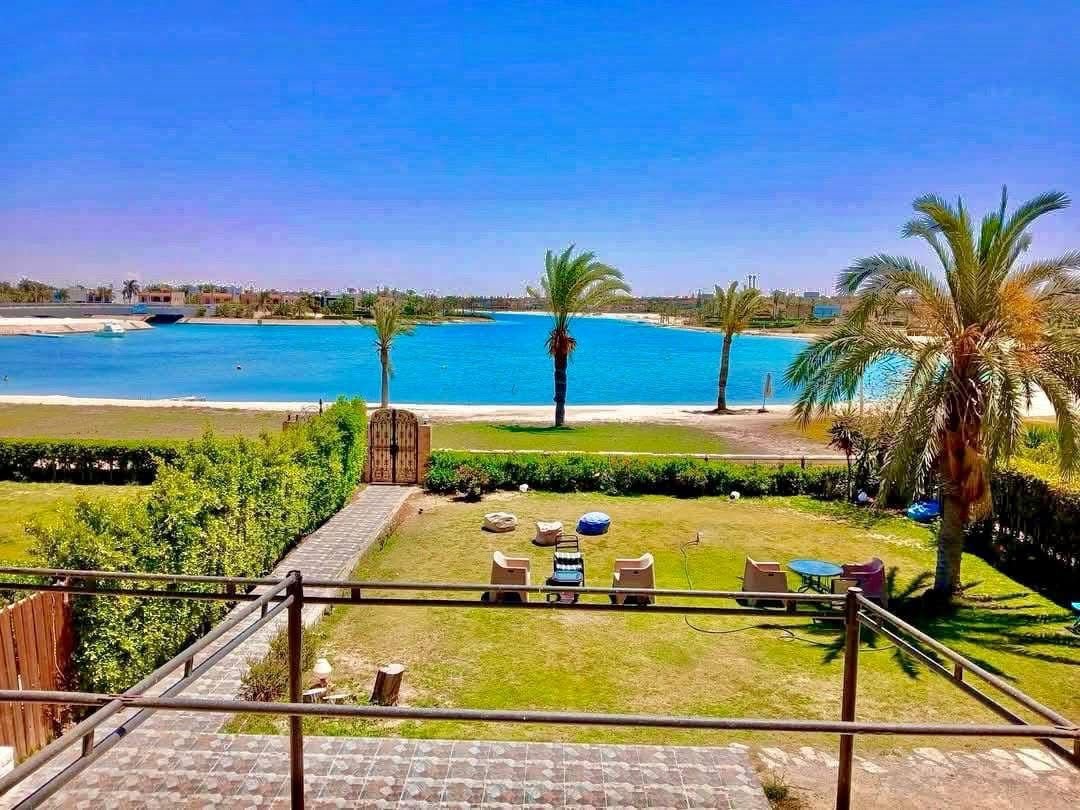 فيلا اول صف بحيره رمليه مارينا ٥ مكيفه بالكامل