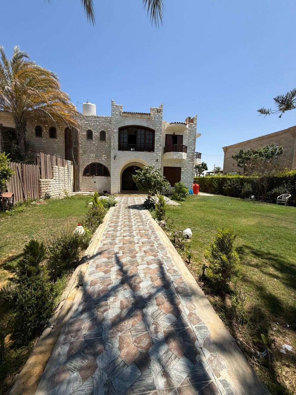 فيلا اول صف بحيره رمليه مارينا ٥ مكيفه بالكامل